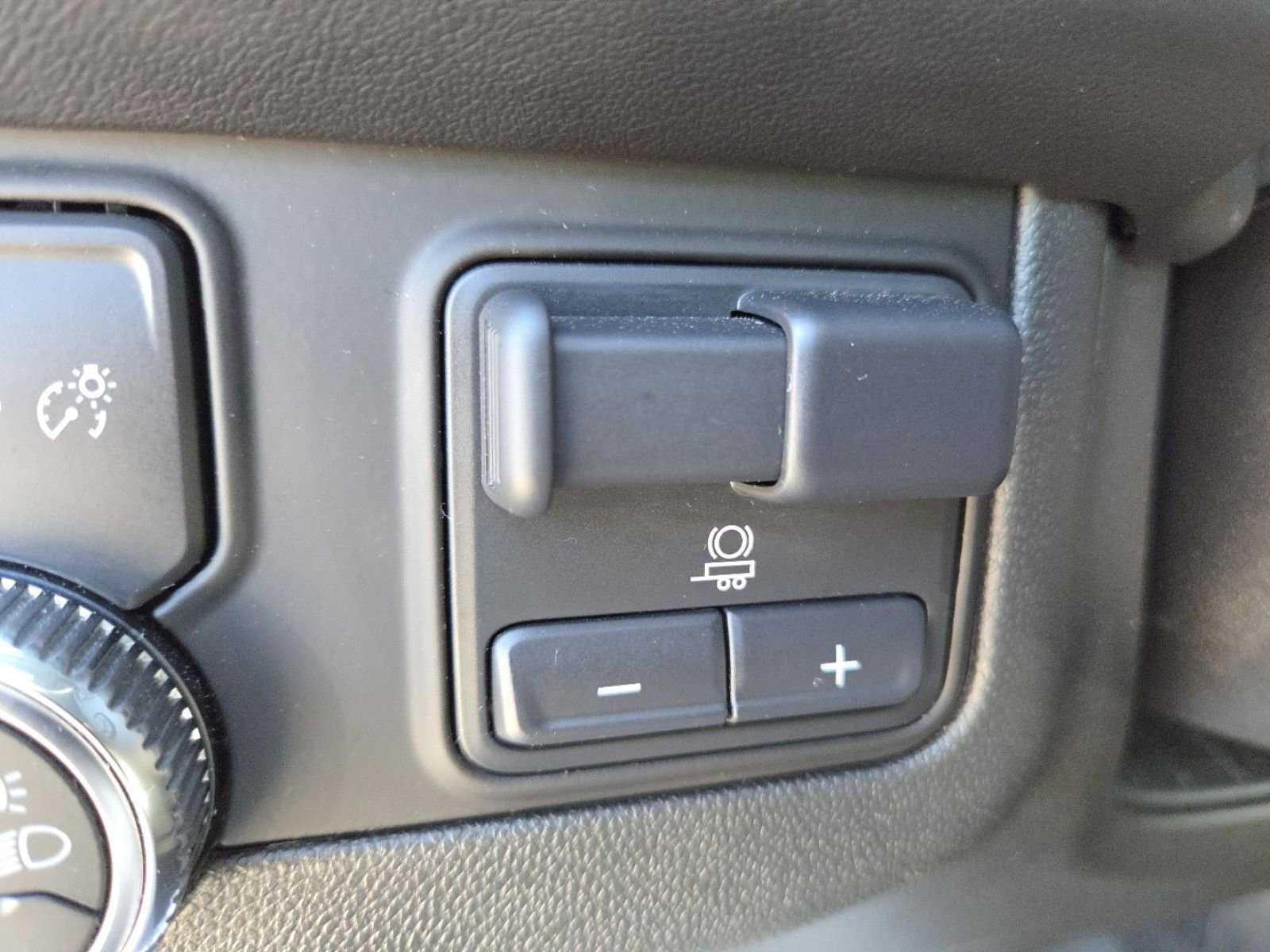 Used 2023 GMC Yukon XL AT4 w/ AT4 Premium Plus Package AWD/4WD image 12