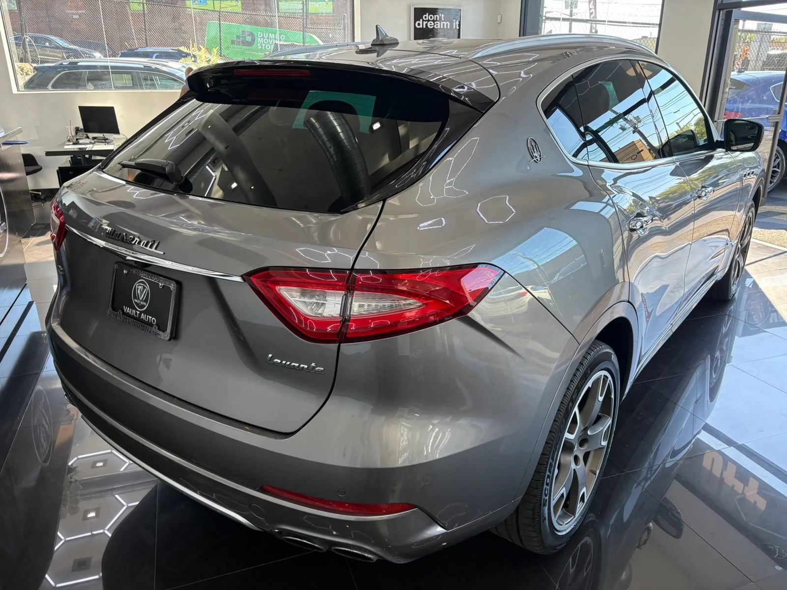 Used 2018 Maserati Levante GranLusso AWD/4WD image 4
