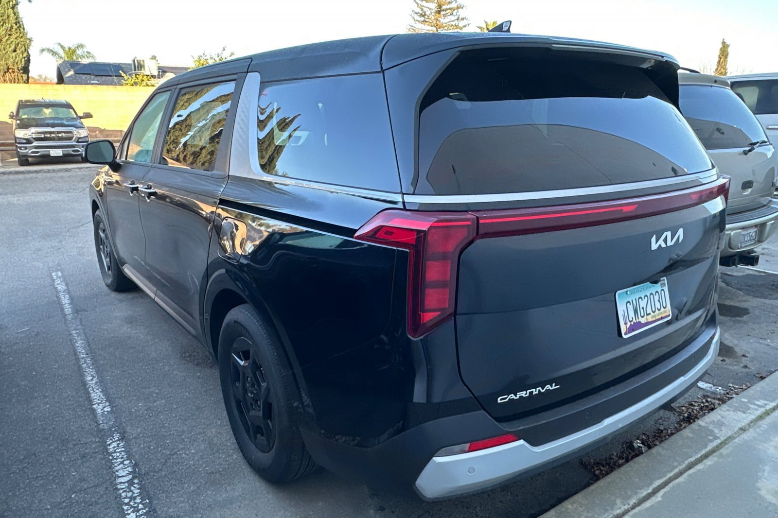 Used 2025 Kia Carnival image 3