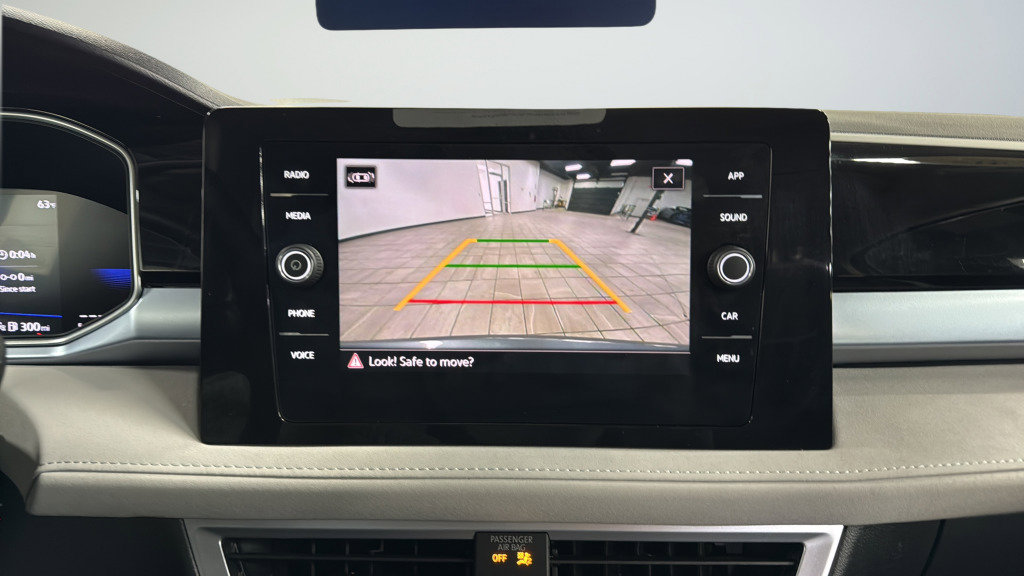 Certified 2025 Volkswagen Taos SE image 25