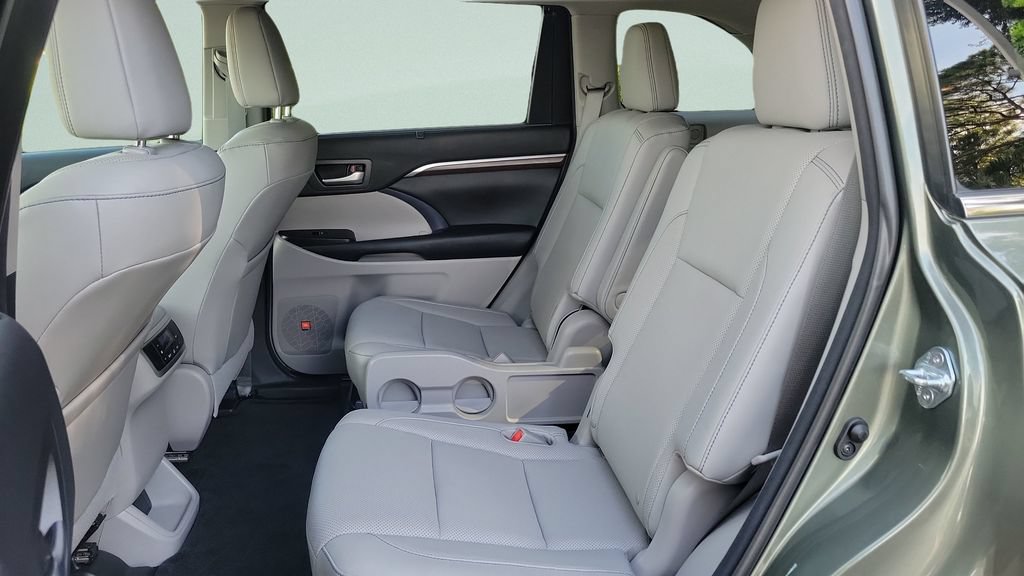 Used 2016 Toyota Highlander Limited w/ Driver Technology Package AWD/4WD image 10