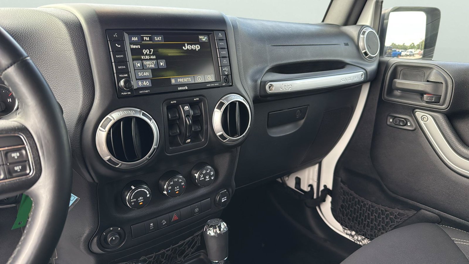 Used 2015 Jeep Wrangler Unlimited Sahara w/ Connectivity Group AWD/4WD image 25