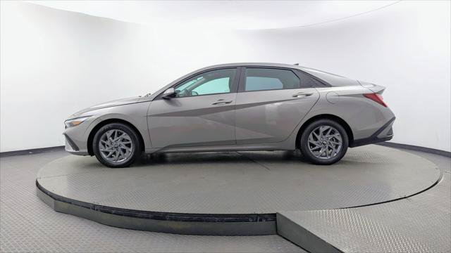 Used 2025 Hyundai Elantra Hybrid FWD image 3