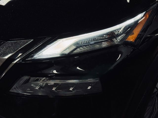 Used 2023 Nissan Rogue SV image 2