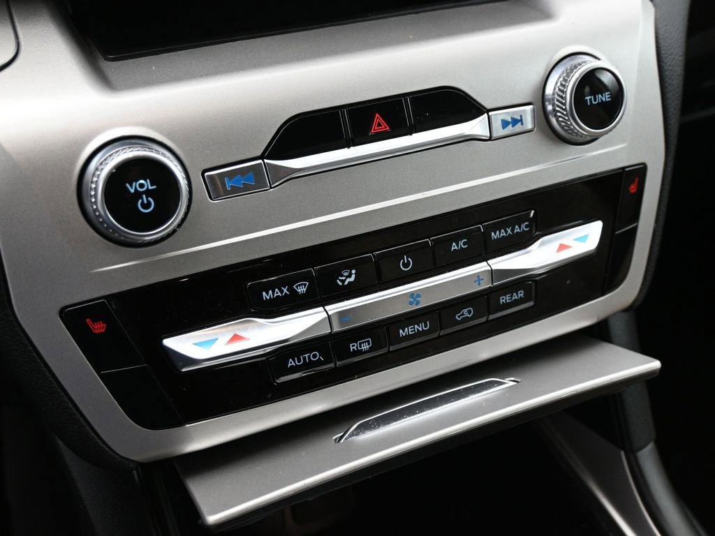 Used 2022 Ford Explorer XLT image 17