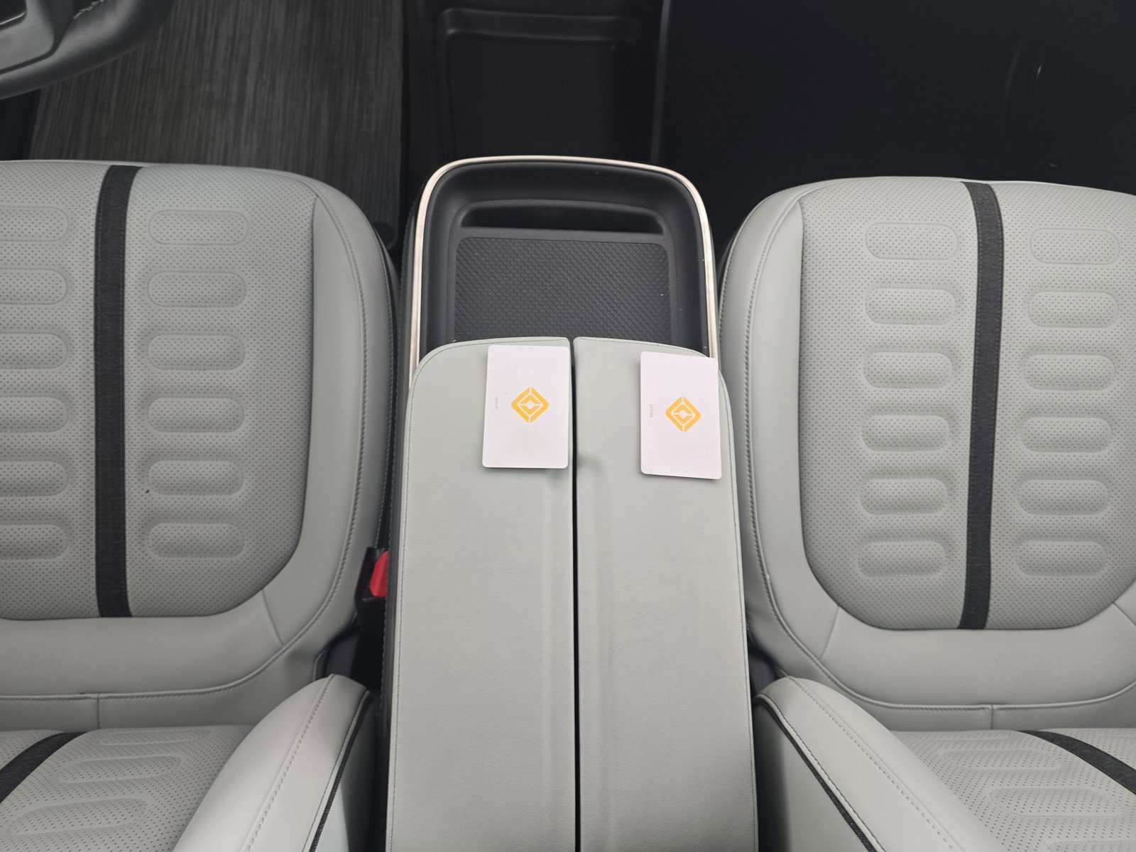 Used 2024 Rivian R1S Adventure AWD/4WD image 31