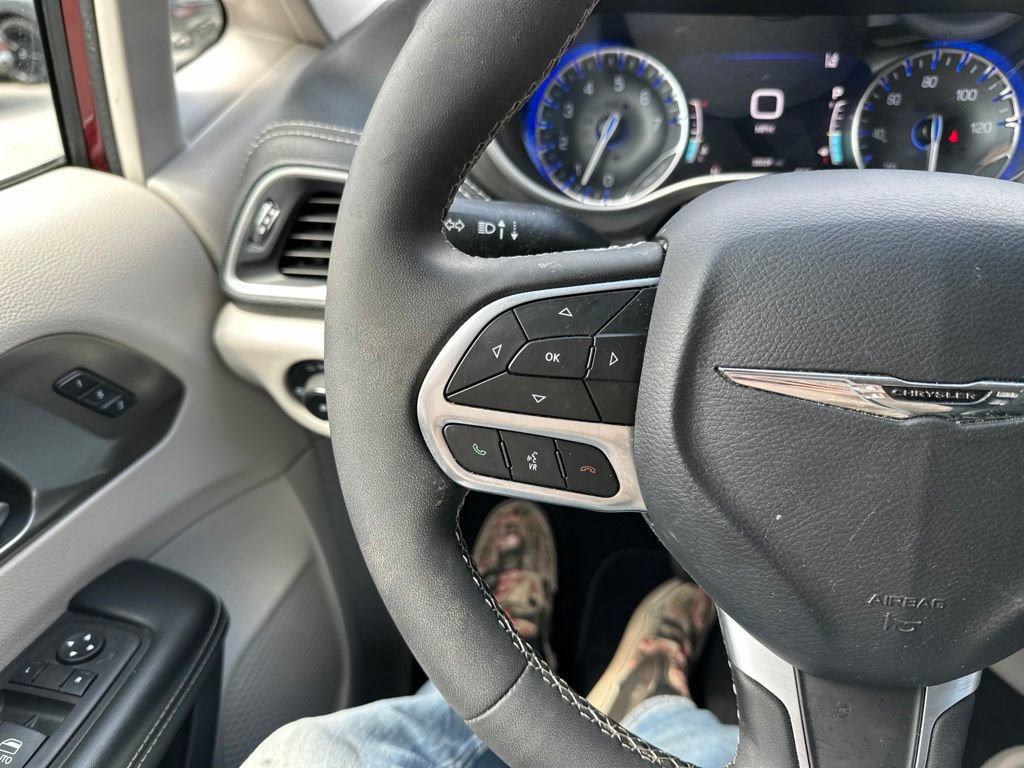 Used 2023 Chrysler Pacifica Touring-L AWD/4WD image 27