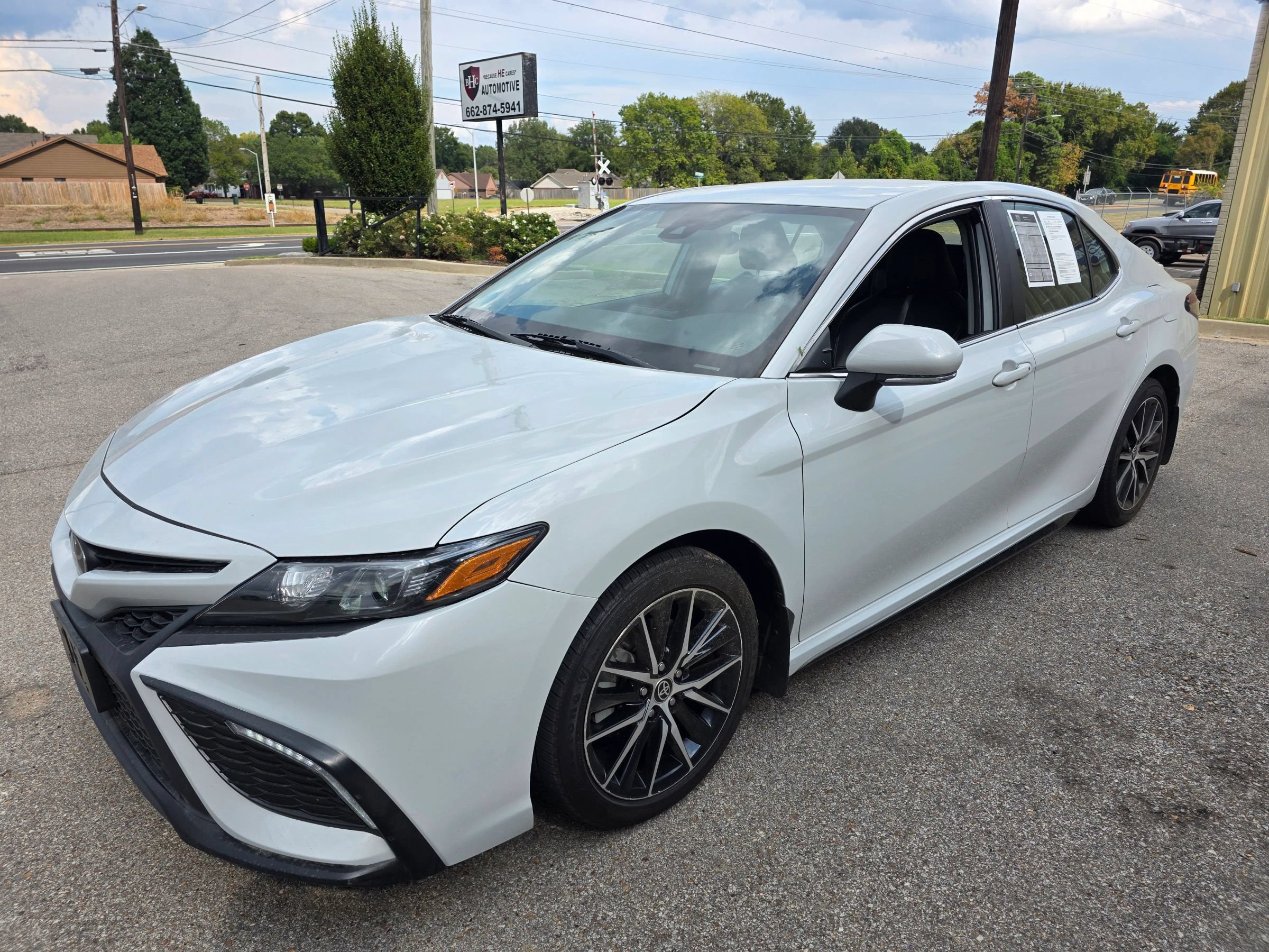 Used 2024 Toyota Camry SE w/ Convenience Package FWD image 4