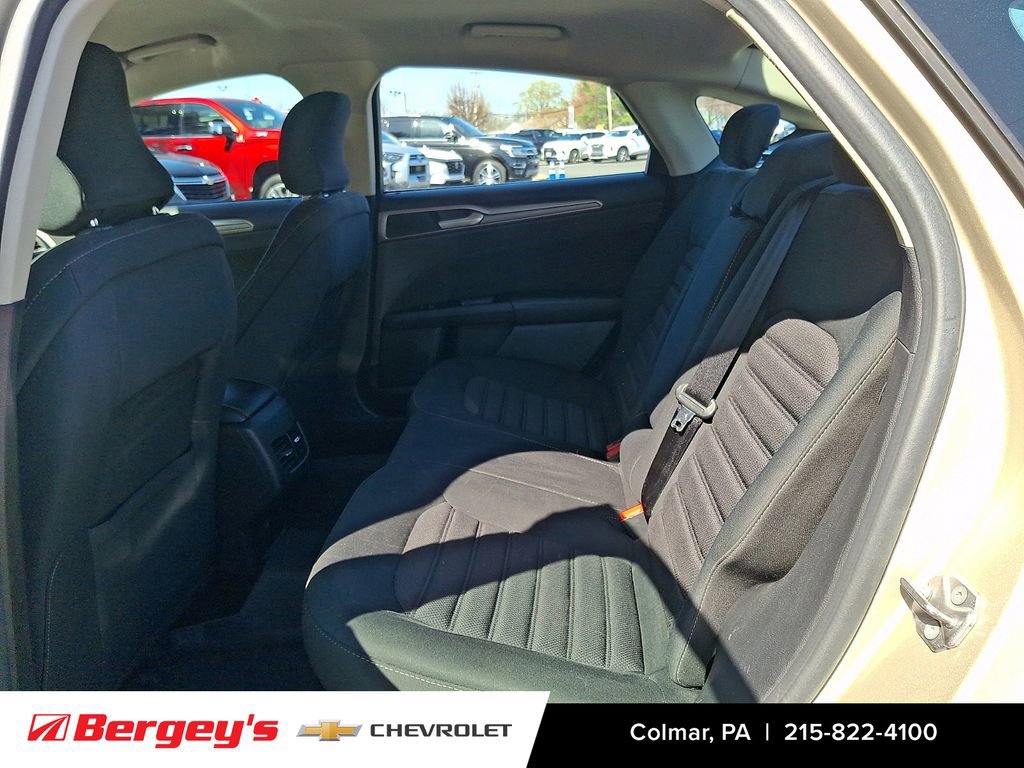 Used 2017 Ford Fusion SE w/ Fusion SE Technology Package FWD image 12