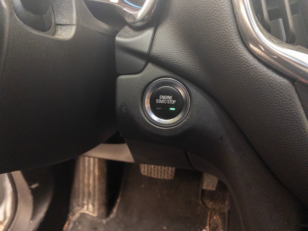 Used 2020 Chevrolet Equinox LT w/ Driver Convenience Package image 22