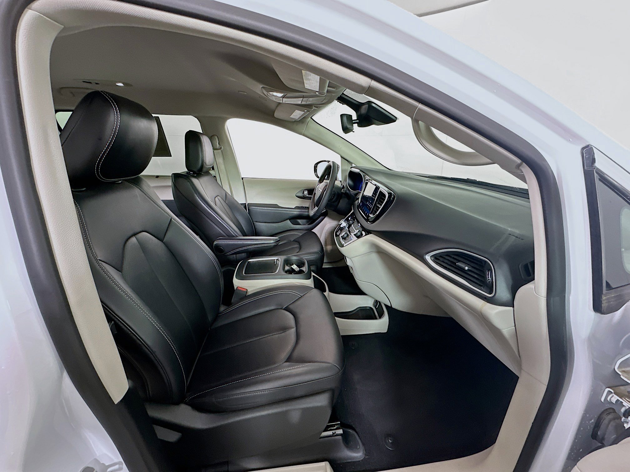 Used 2024 Chrysler Pacifica Touring-L image 31