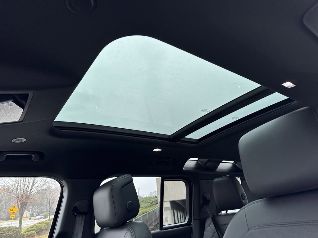 New 2025 Land Rover Defender 110 X-Dynamic SE image 10