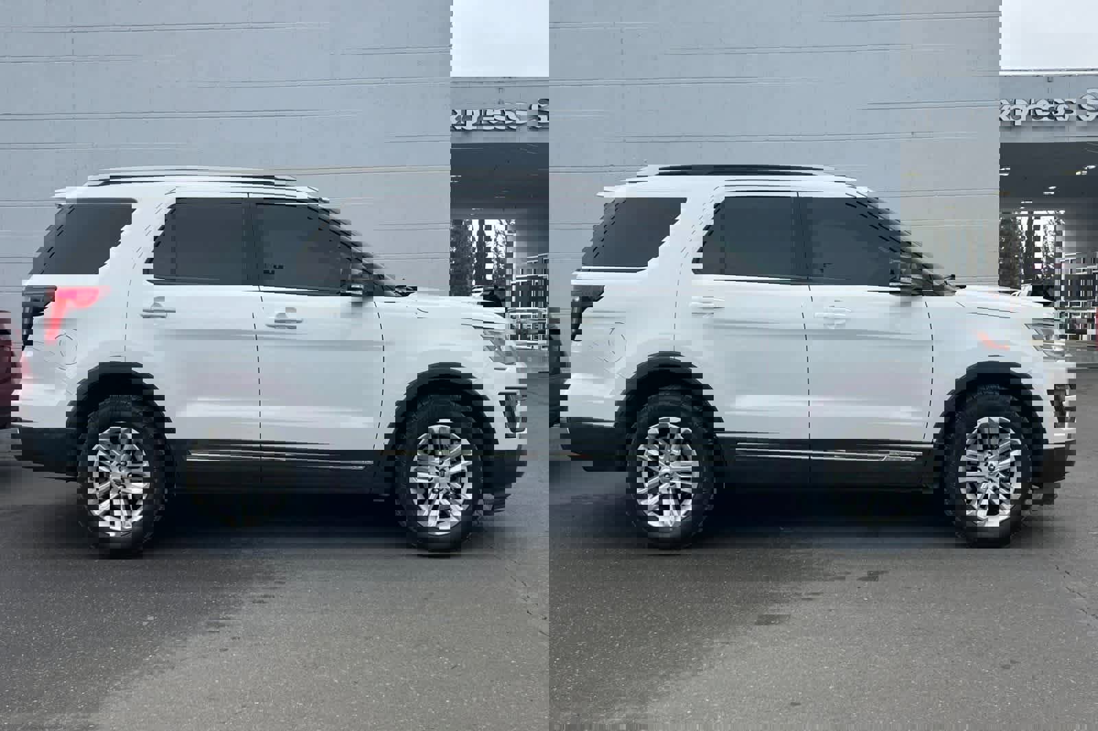 Used 2016 Ford Explorer XLT w/ Equipment Group 201A image 9