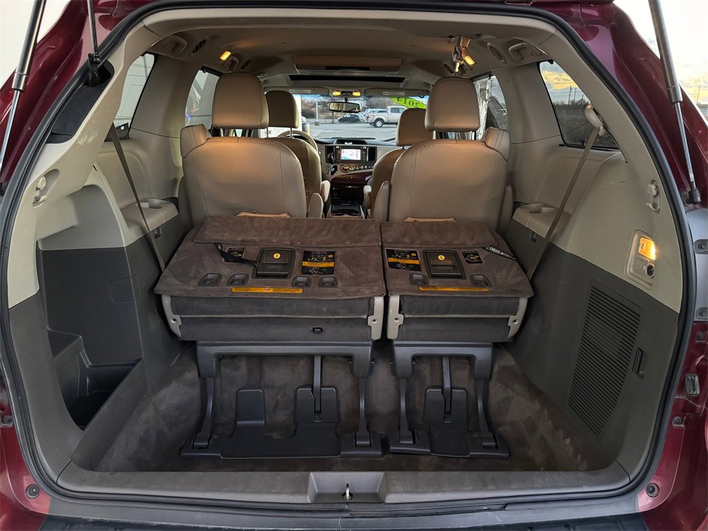 Used 2014 Toyota Sienna XLE image 23