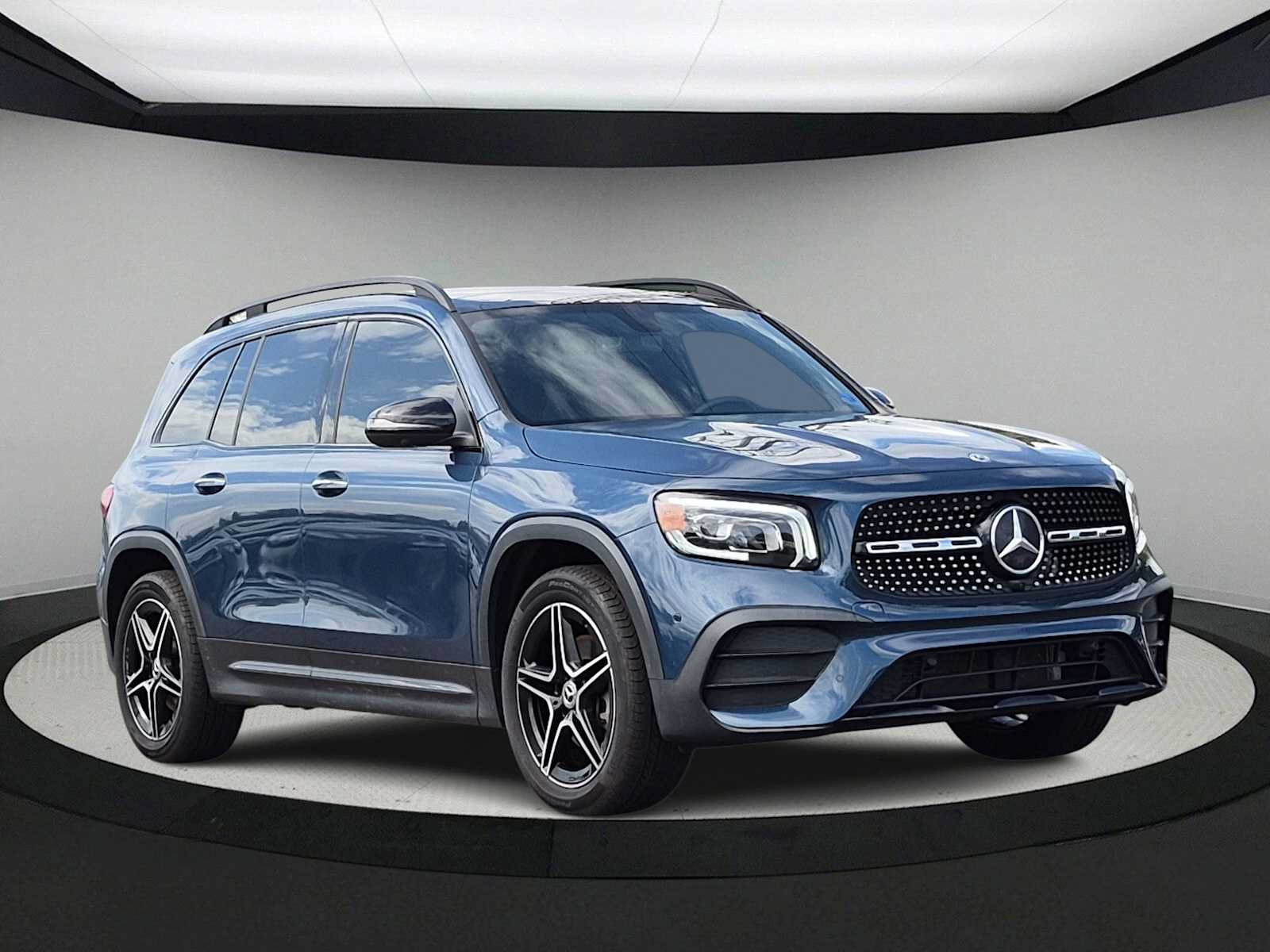 Used 2023 Mercedes-Benz GLB 250 image 2