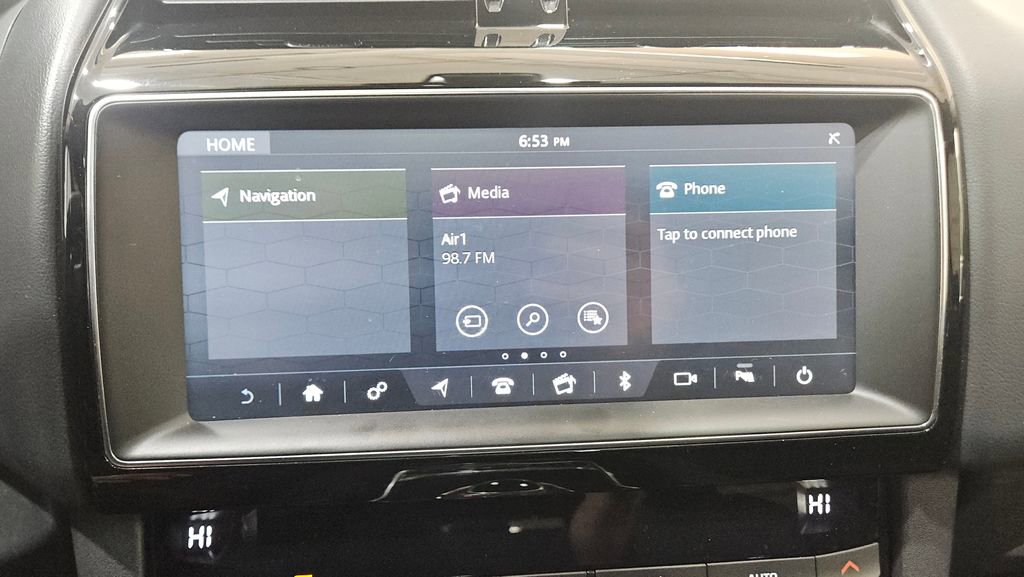 Used 2020 Jaguar F-PACE Premium image 35