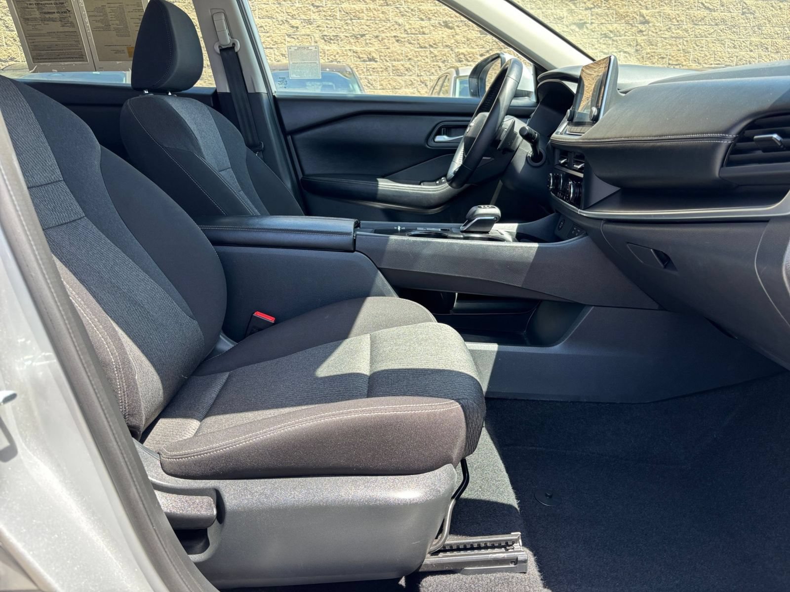 Used 2025 Nissan Rogue SV FWD image 38