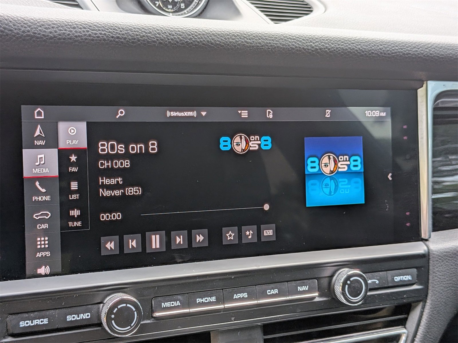 Used 2021 Porsche Macan image 22