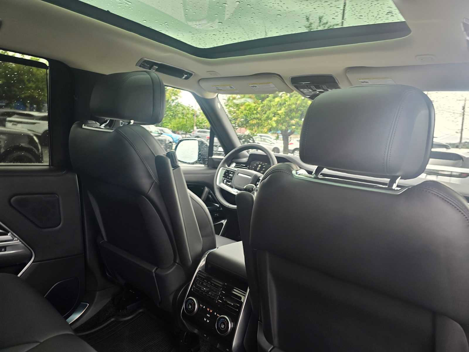 Used 2026 Land Rover Range Rover Long Wheelbase SE image 15