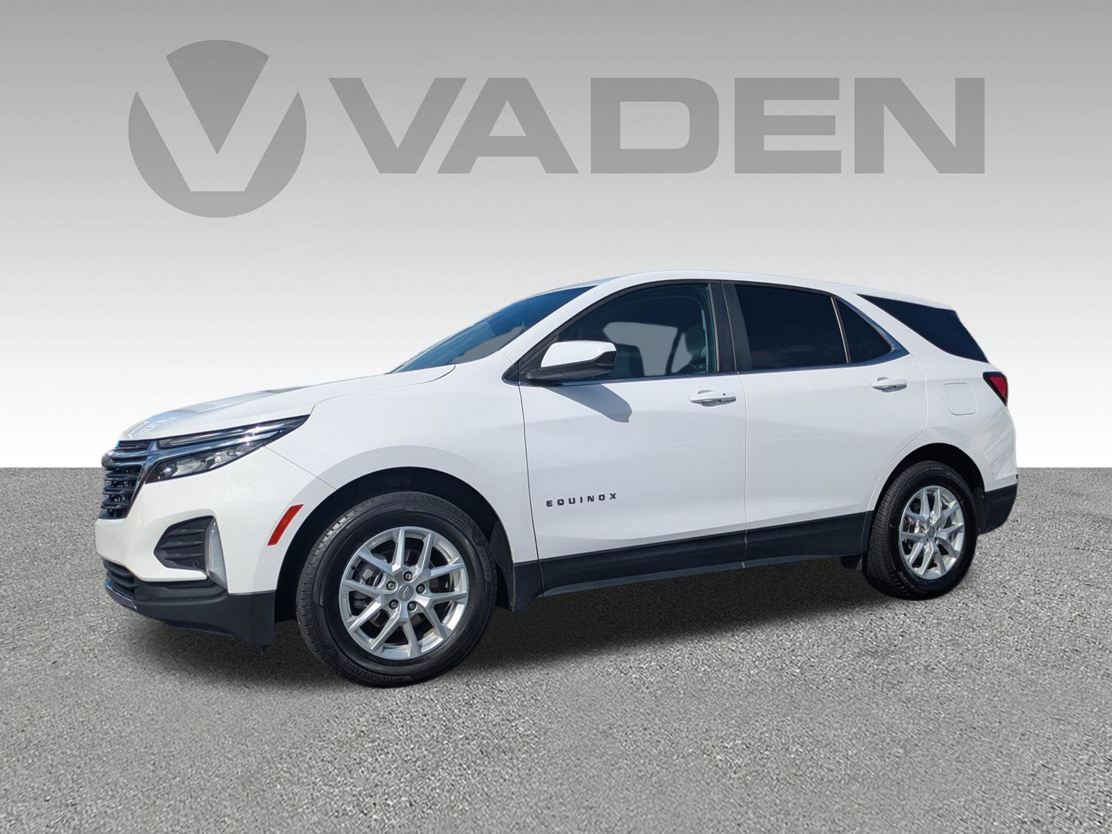Used 2023 Chevrolet Equinox LT w/ Driver Convenience Package image 2