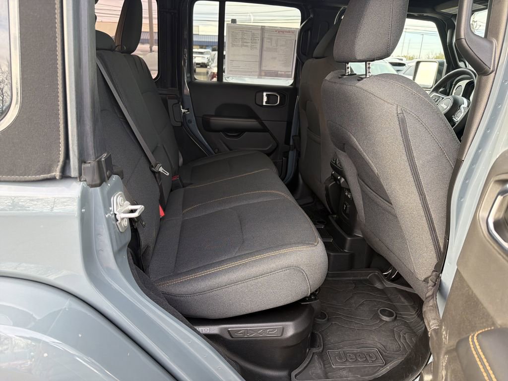 Used 2024 Jeep Wrangler Unlimited Sahara w/ Technology Group AWD/4WD image 18