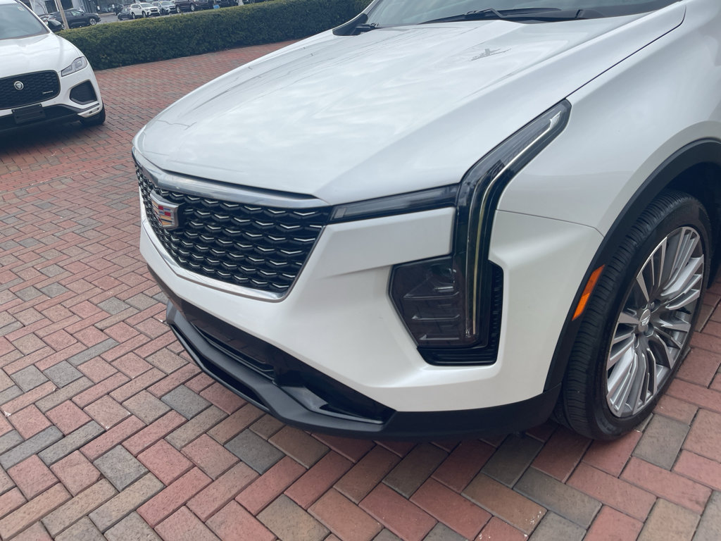 Used 2024 Cadillac XT4 Premium Luxury image 2