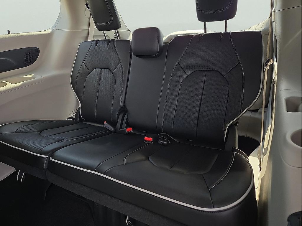 Used 2023 Chrysler Pacifica Limited image 10