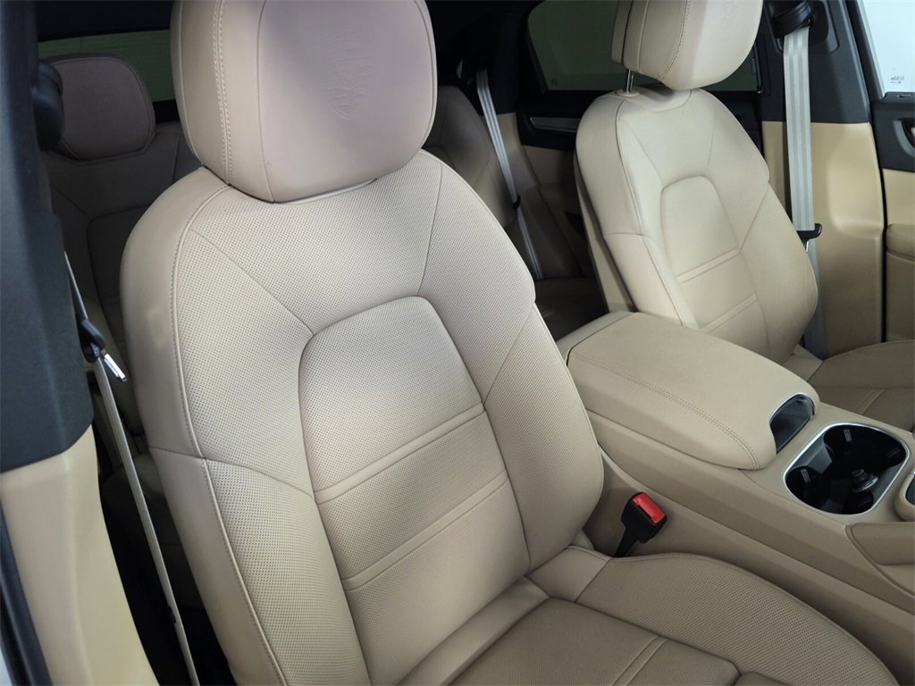 Used 2022 Porsche Cayenne image 32