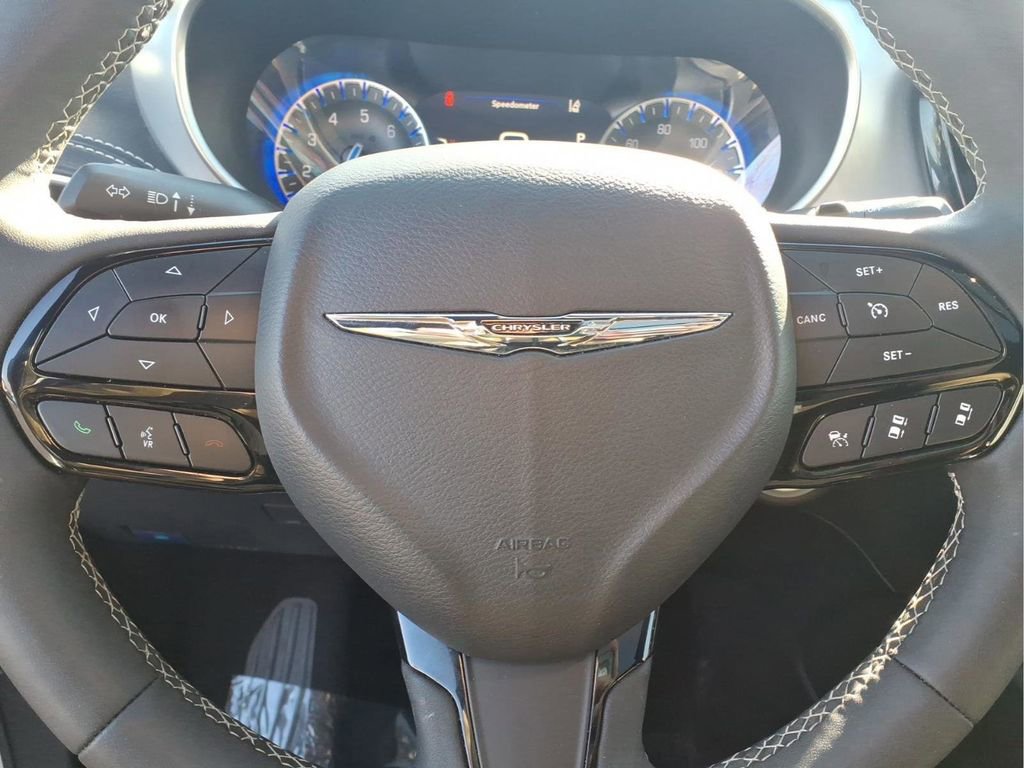 Used 2025 Chrysler Pacifica Limited image 15