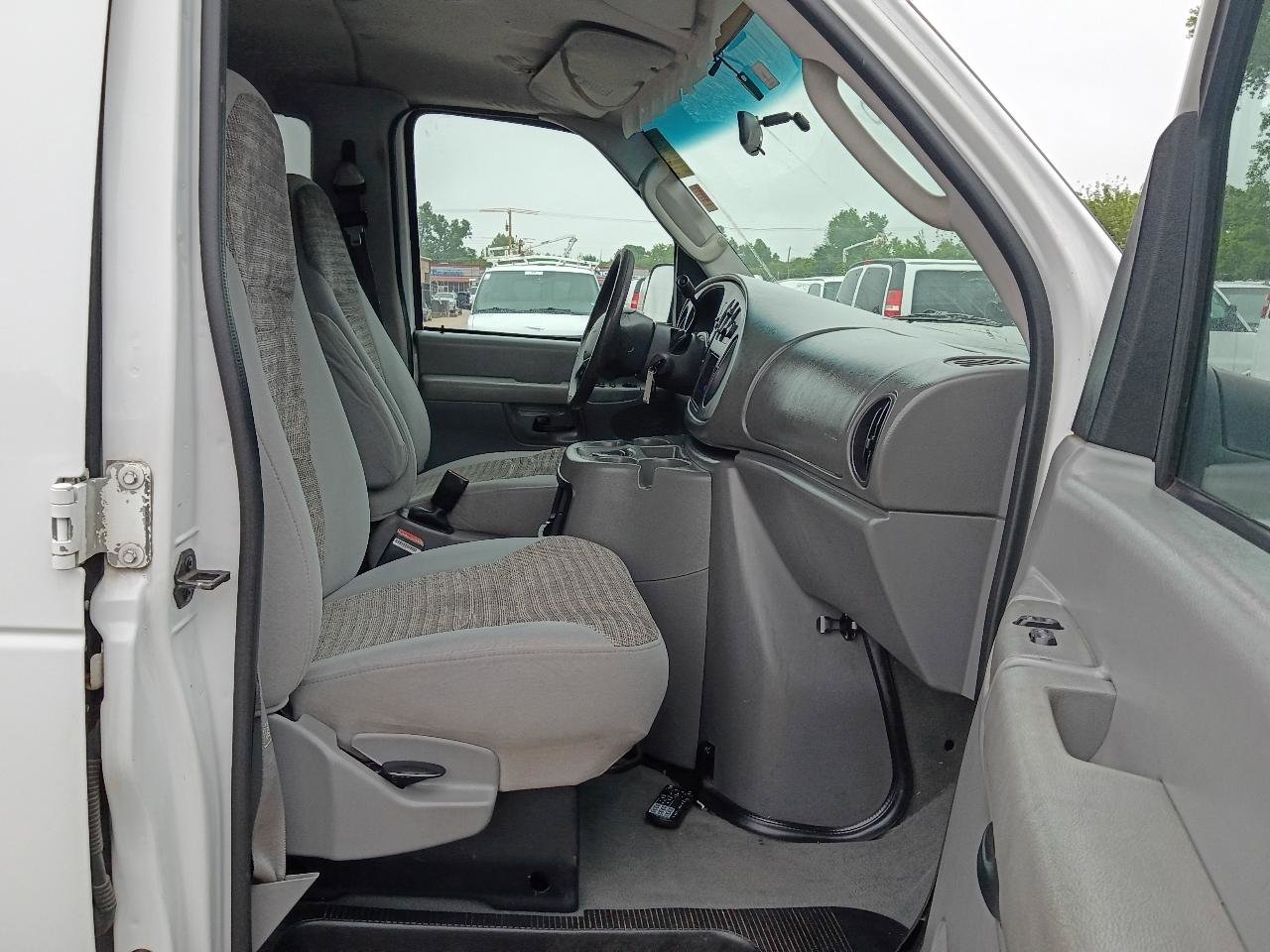 Used 2003 Ford E-150 and Econoline 150 Wagon RWD image 16