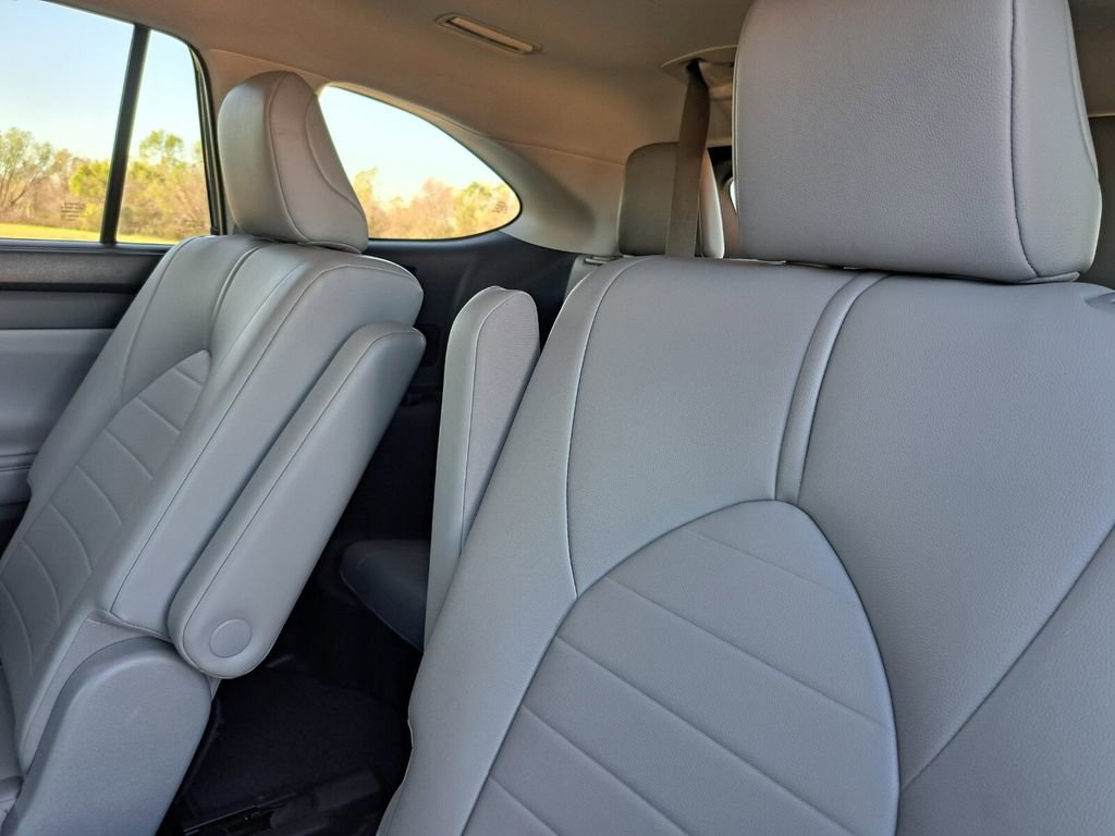 Used 2021 Toyota Highlander XLE image 25