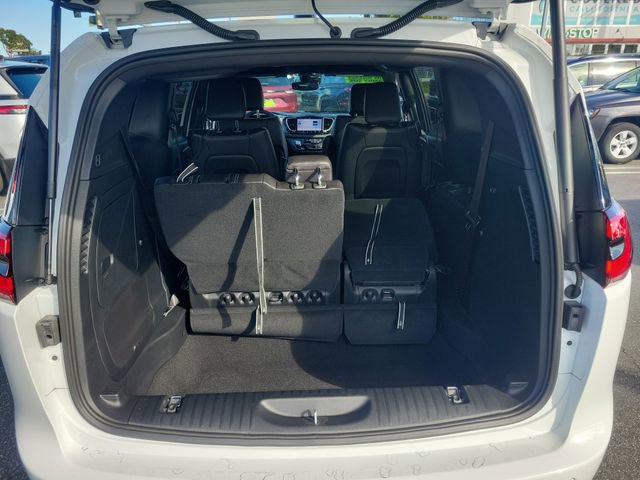 New 2023 Chrysler Pacifica Touring-L w/ S Appearance Package FWD image 9