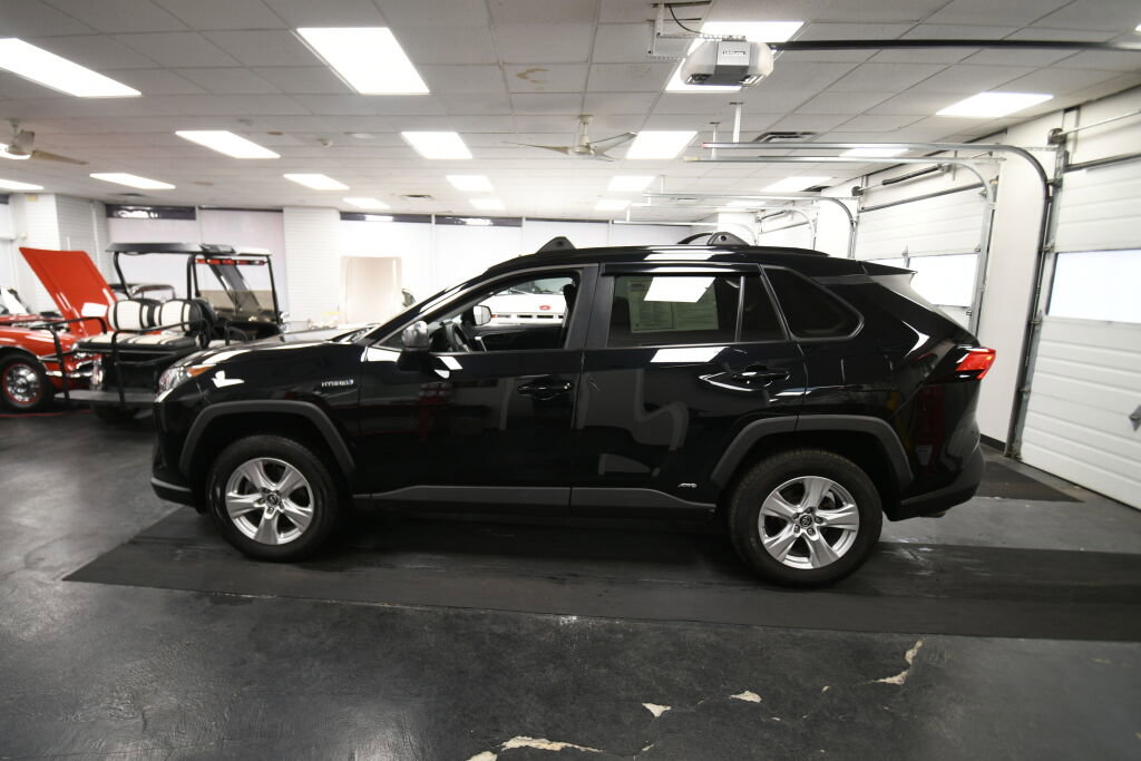 Used 2020 Toyota RAV4 LE w/ Carpet Mat Package image 5