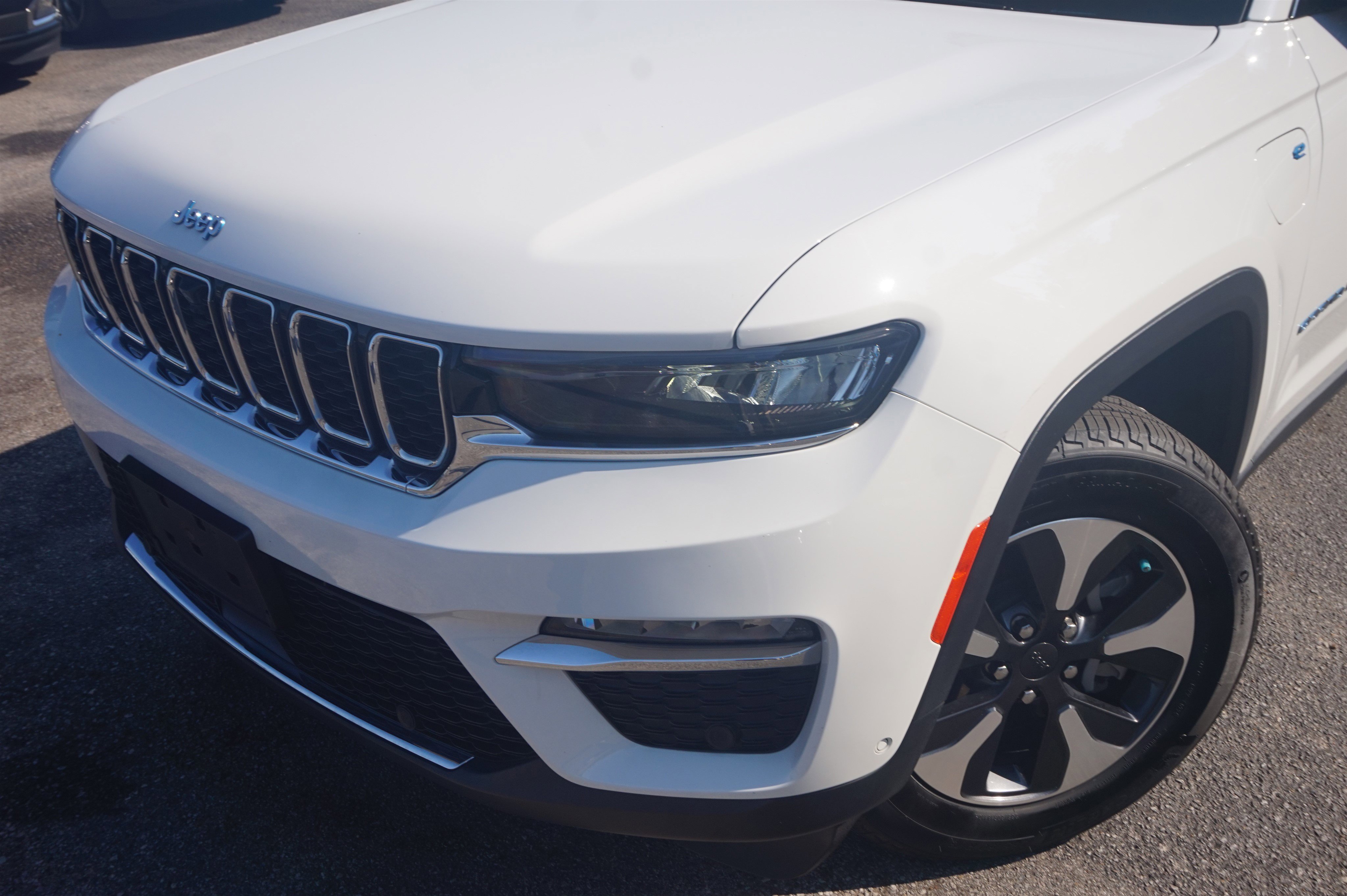 Used 2023 Jeep Grand Cherokee 4WD 4xe w/ Luxury Tech Group II image 13