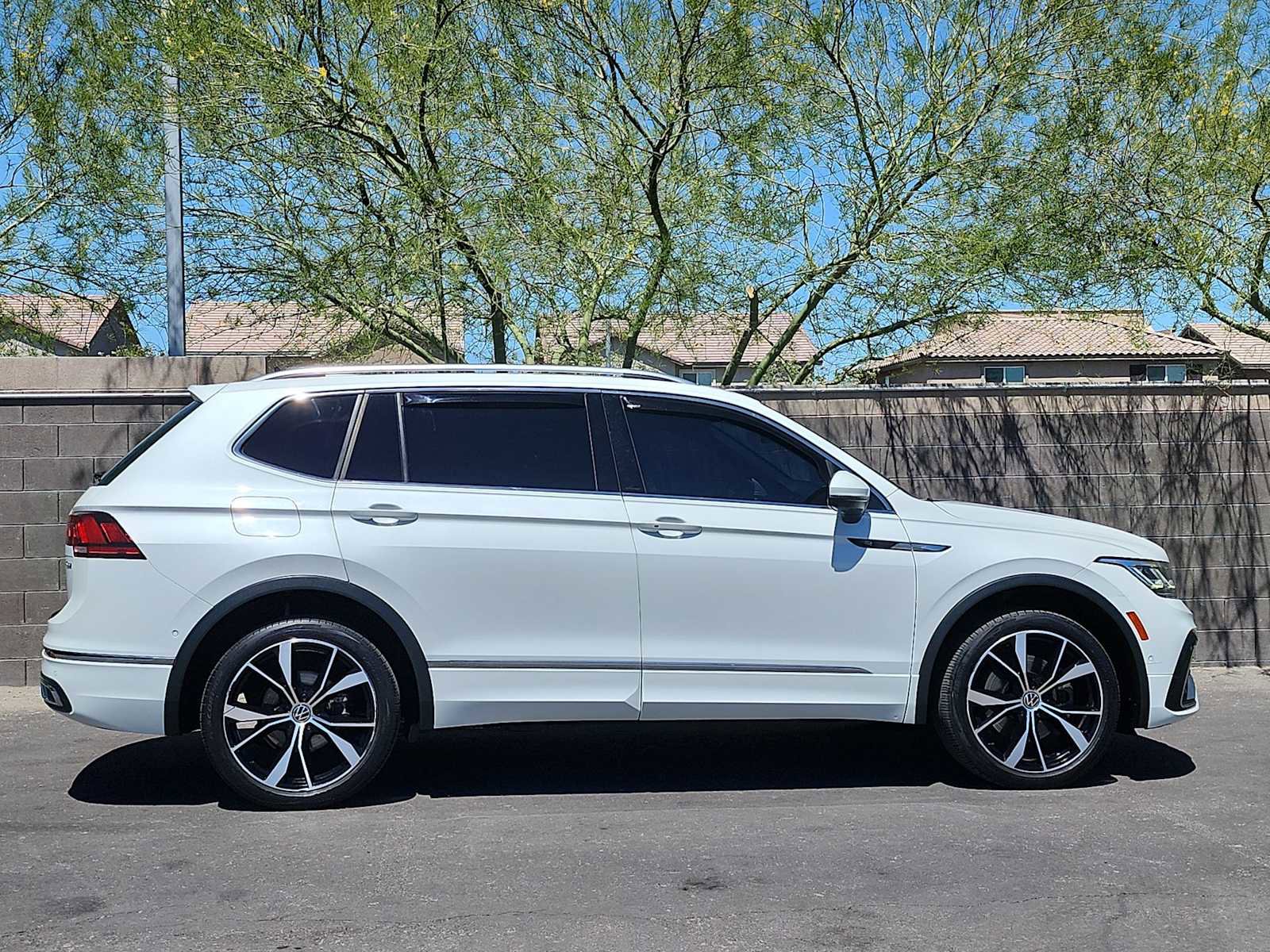 Used 2022 Volkswagen Tiguan SEL R-Line AWD/4WD image 9