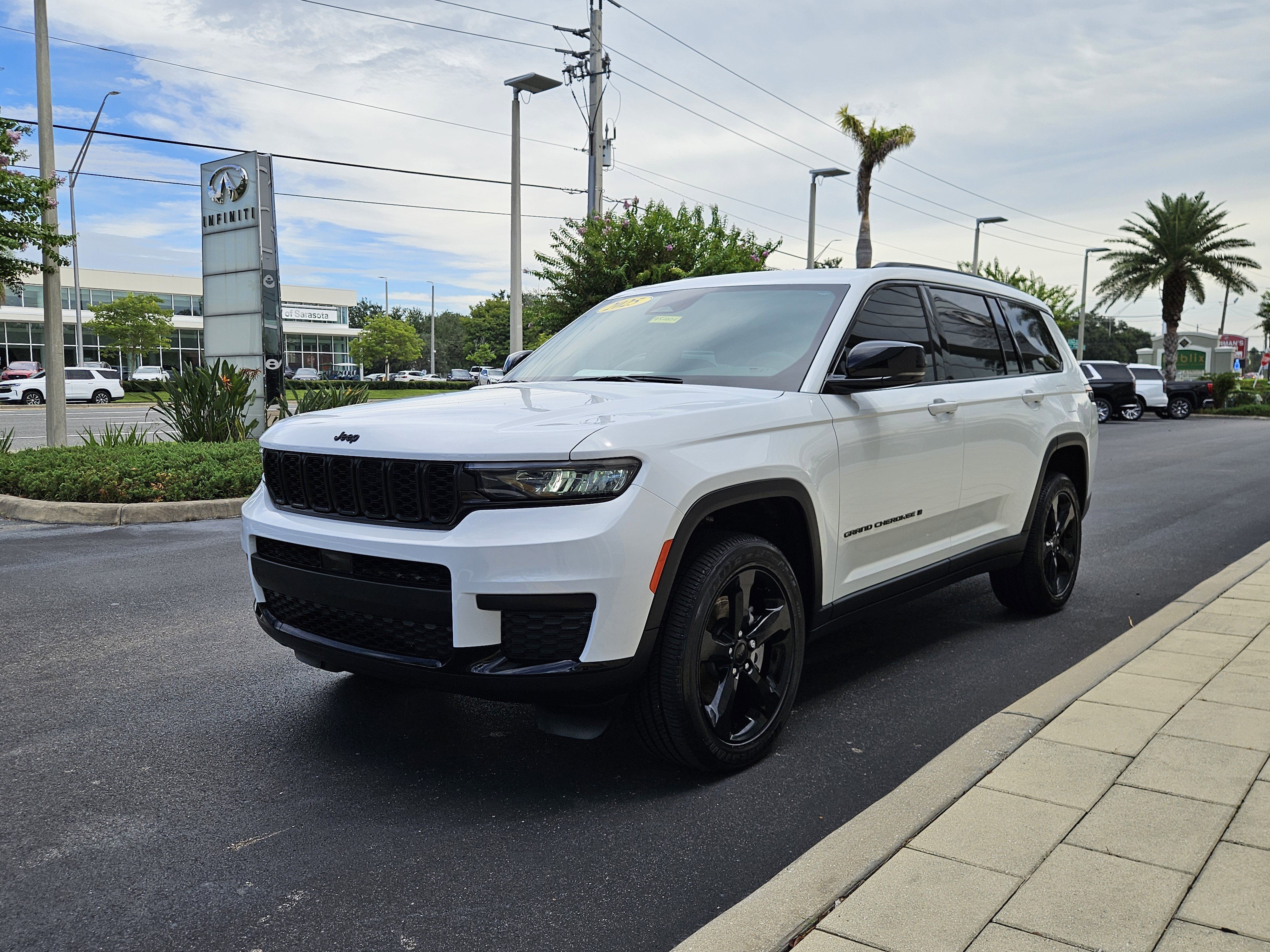 Used 2025 Jeep Grand Cherokee L Laredo image 3