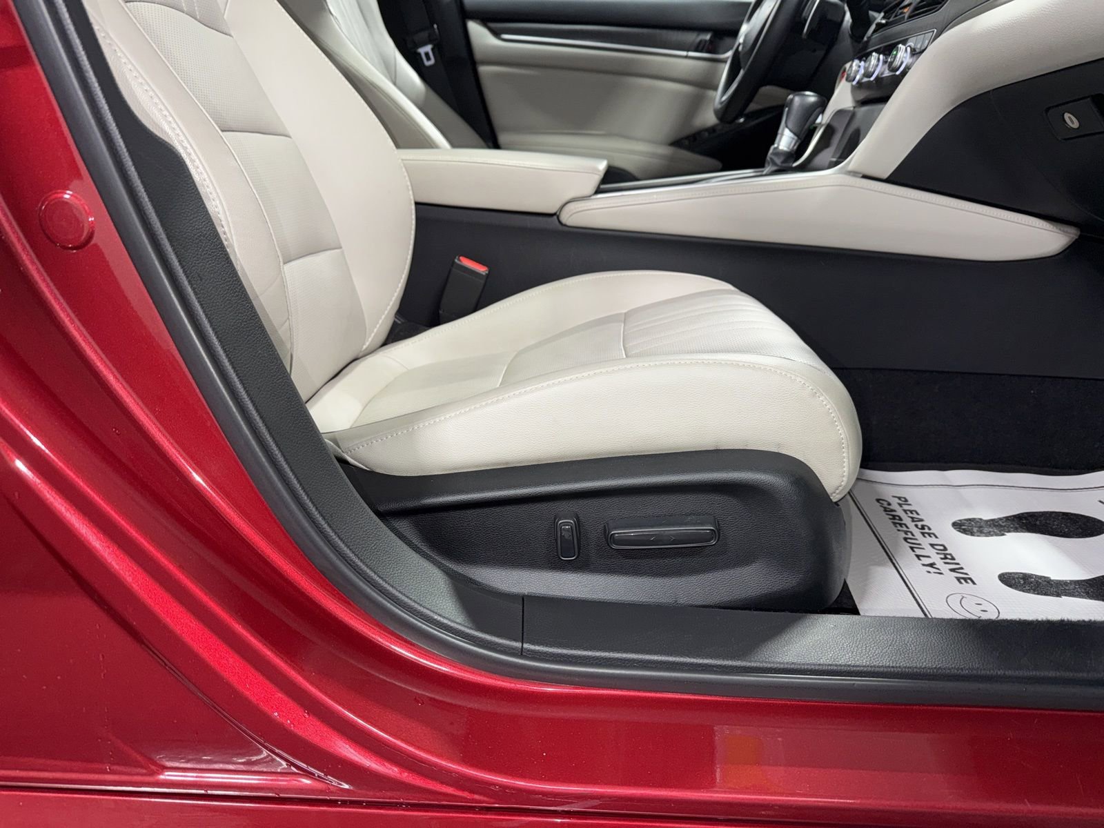 Used 2018 Honda Accord Touring image 12