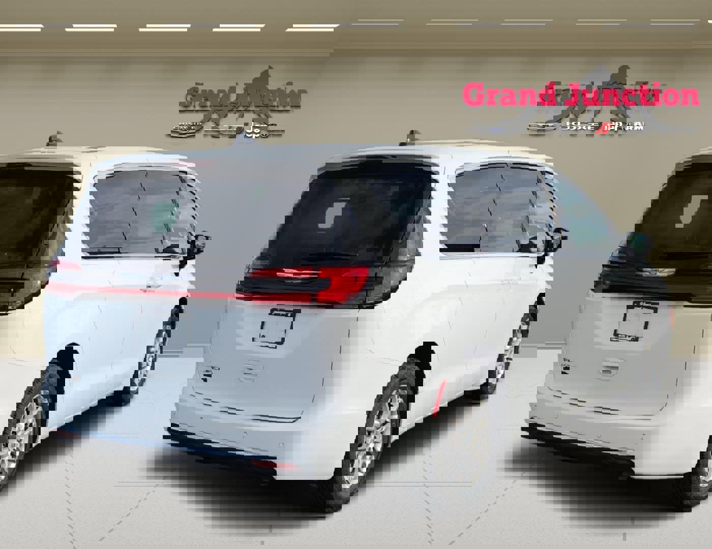 Used 2024 Chrysler Pacifica Touring-L image 4