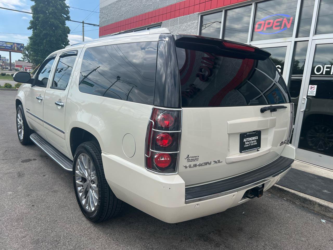 Used 2014 GMC Yukon XL Denali AWD/4WD image 5