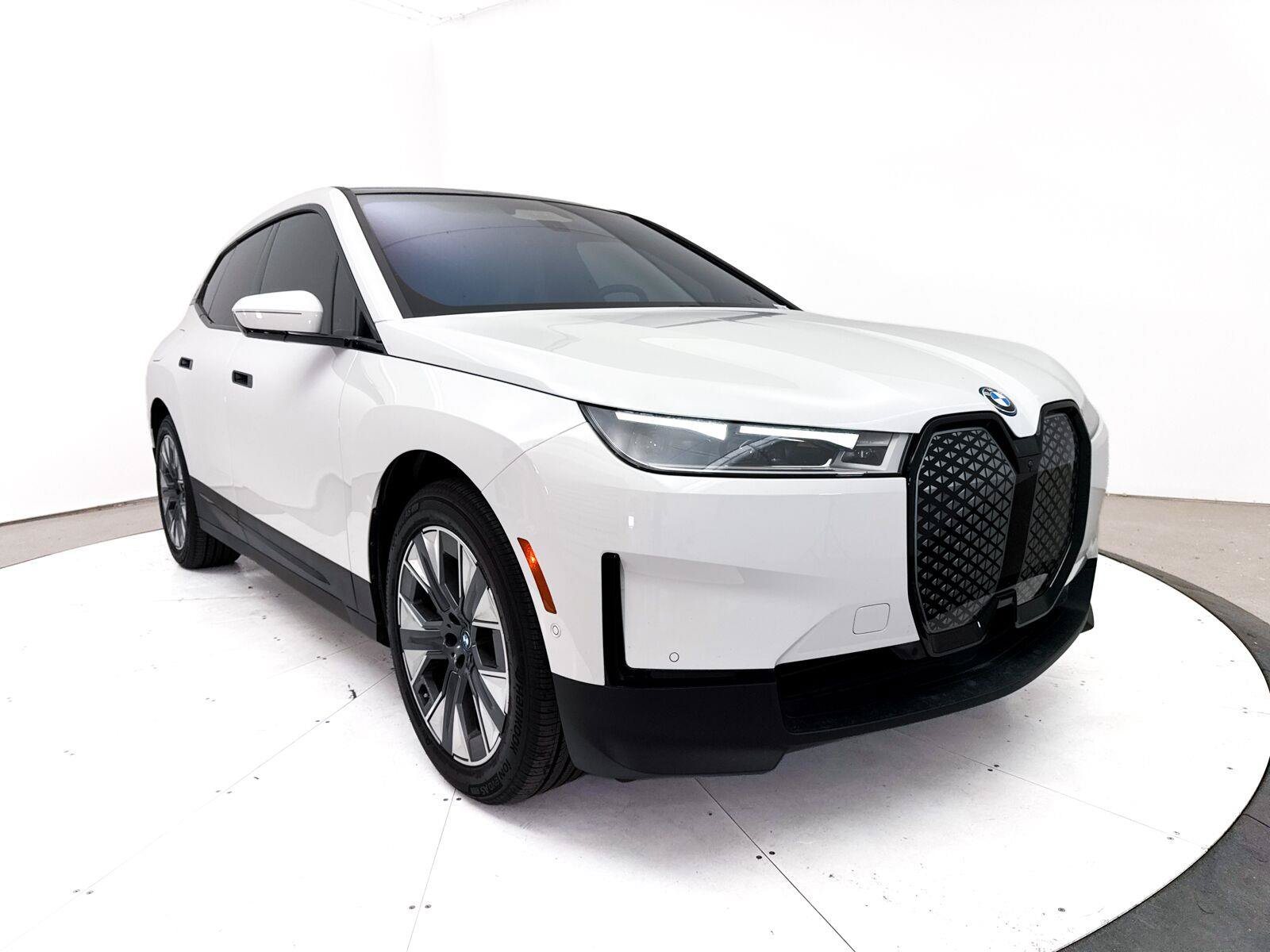 Used 2024 BMW iX xDrive50 w/ Premium Package AWD/4WD image 13