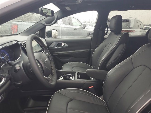 New 2026 Chrysler Pacifica Limited w/ Trailer Tow Group image 18