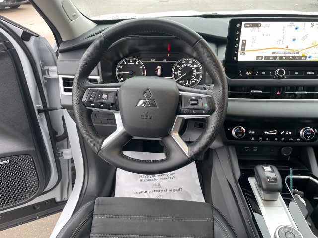 Used 2025 Mitsubishi Outlander SE AWD/4WD image 23