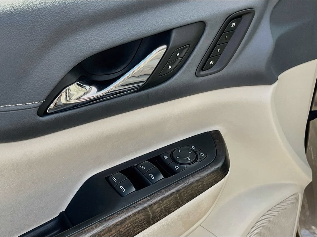 Used 2023 GMC Acadia Denali w/ Denali Technology Package FWD image 18