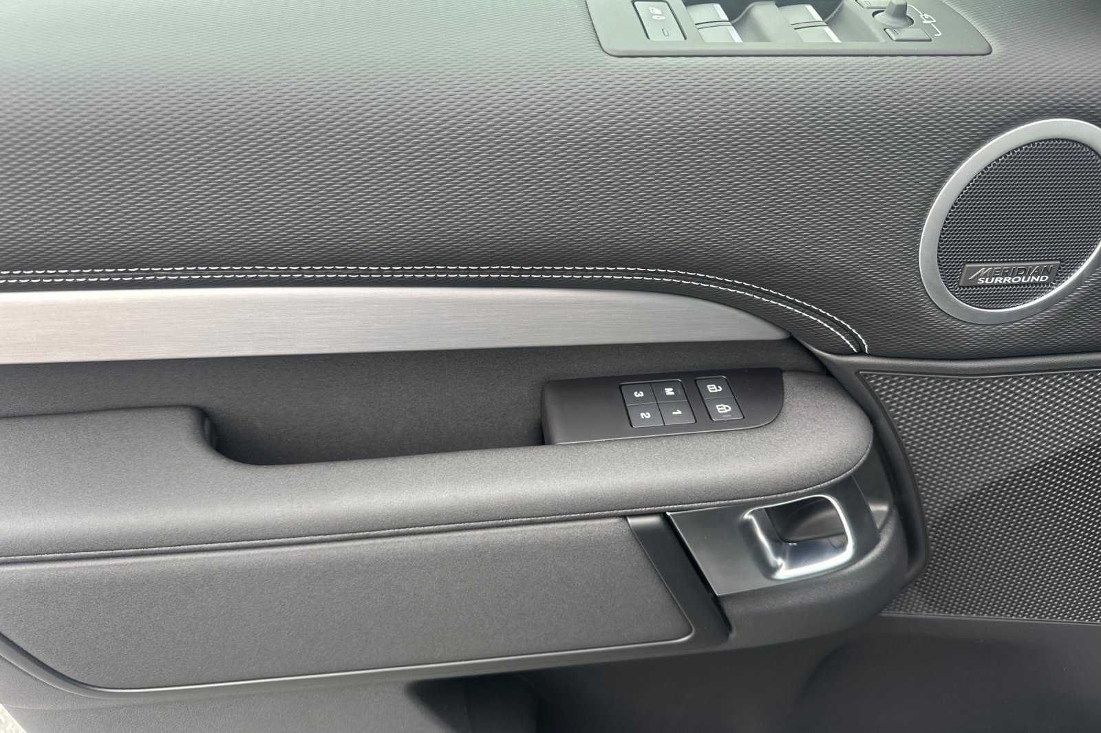 New 2026 Land Rover Discovery Dynamic SE image 10