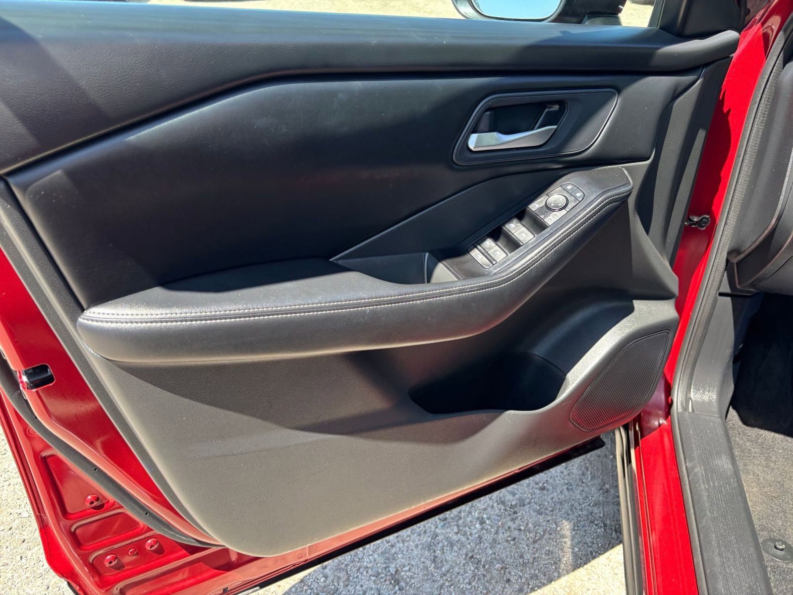 Used 2025 Nissan Rogue SV FWD image 18