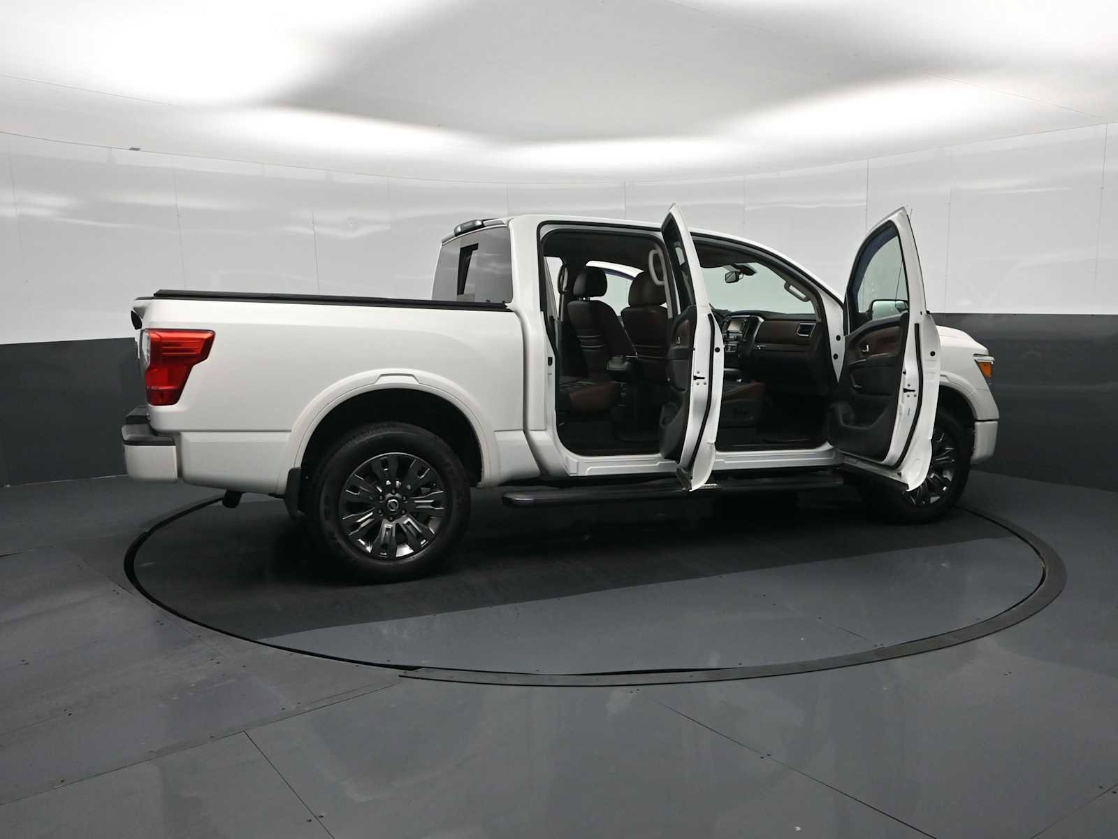 Used 2017 Nissan Titan Platinum Reserve image 32