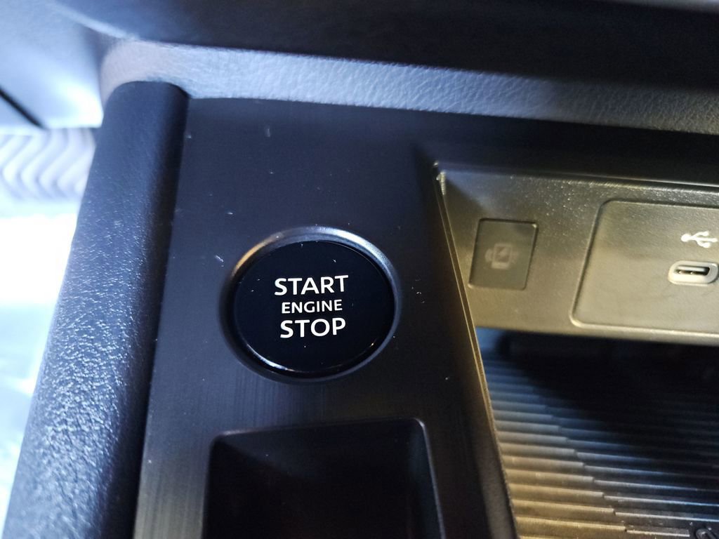 Used 2025 Nissan Kicks SV w/ SV Premium Package image 20