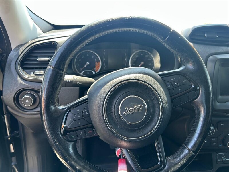 Used 2018 Jeep Renegade Altitude FWD image 38