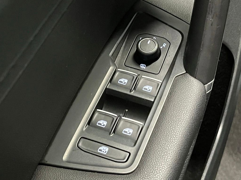 Used 2020 Volkswagen Tiguan SE w/ Panoramic Sunroof Package image 16