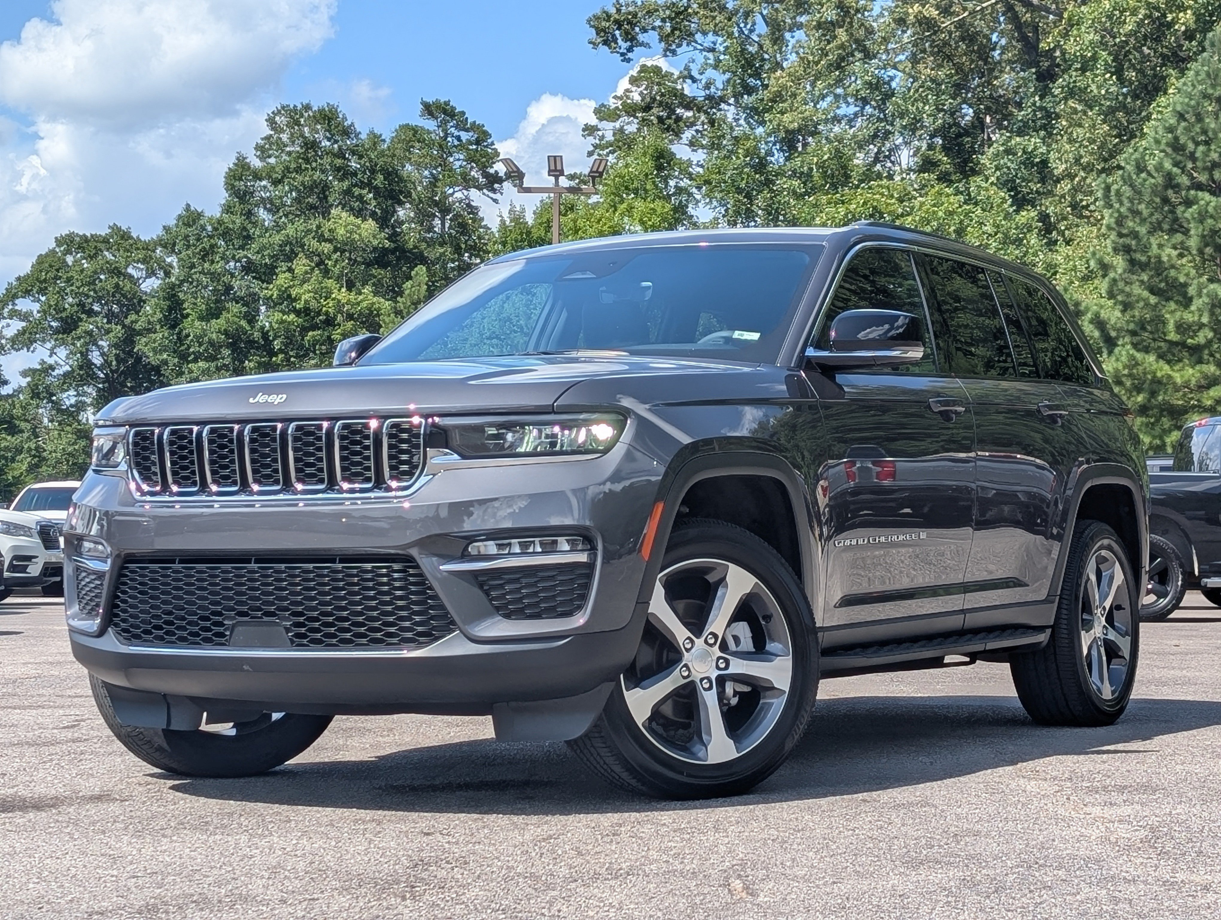 Used 2025 Jeep Grand Cherokee Limited w/ Trailer Tow Package AWD/4WD image 4